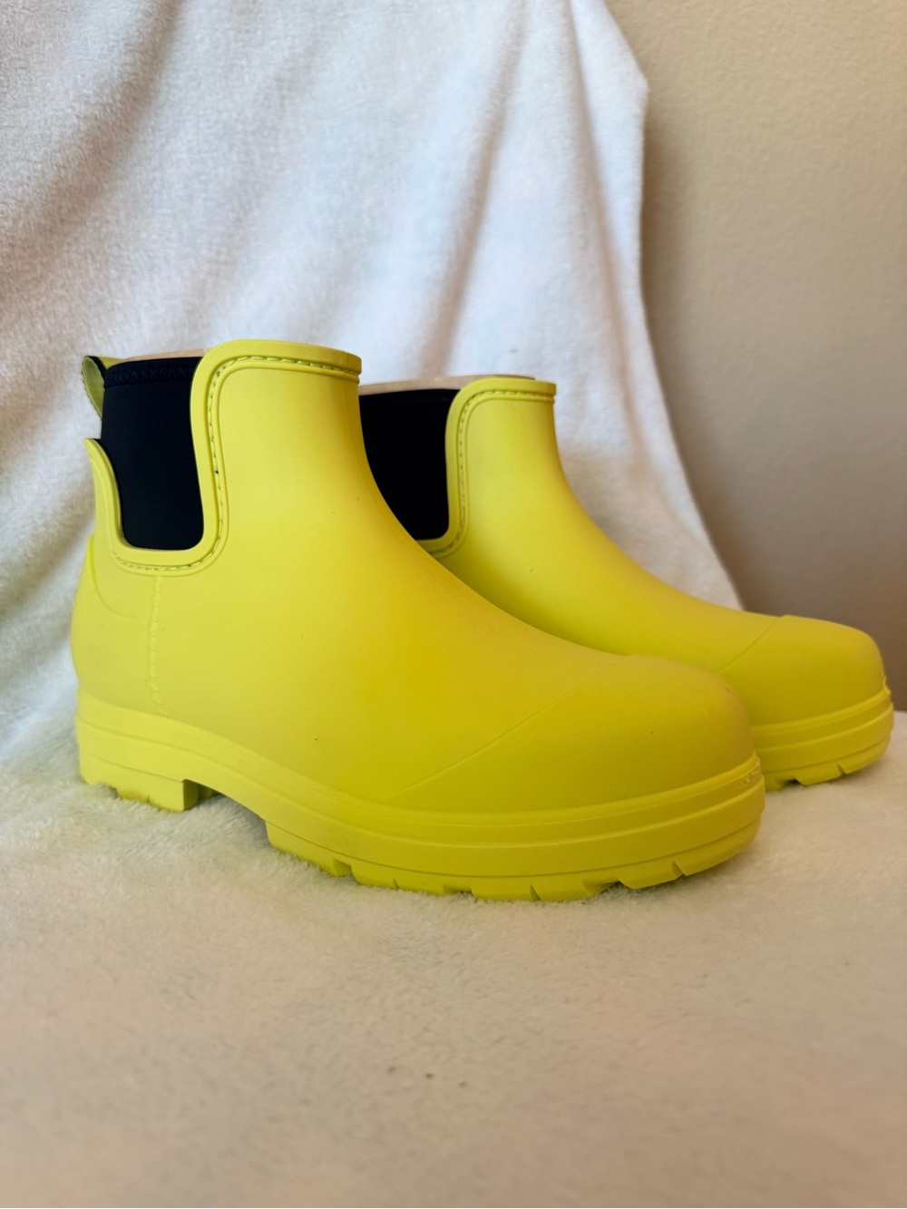 NWT UGG Droplet Size 8 Women Yellow Chelsea Rain Booties with Black Elastic